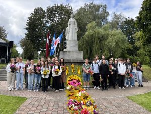 Read more about the article DAVV piedalījās Ziedu paklāja veidošanā!