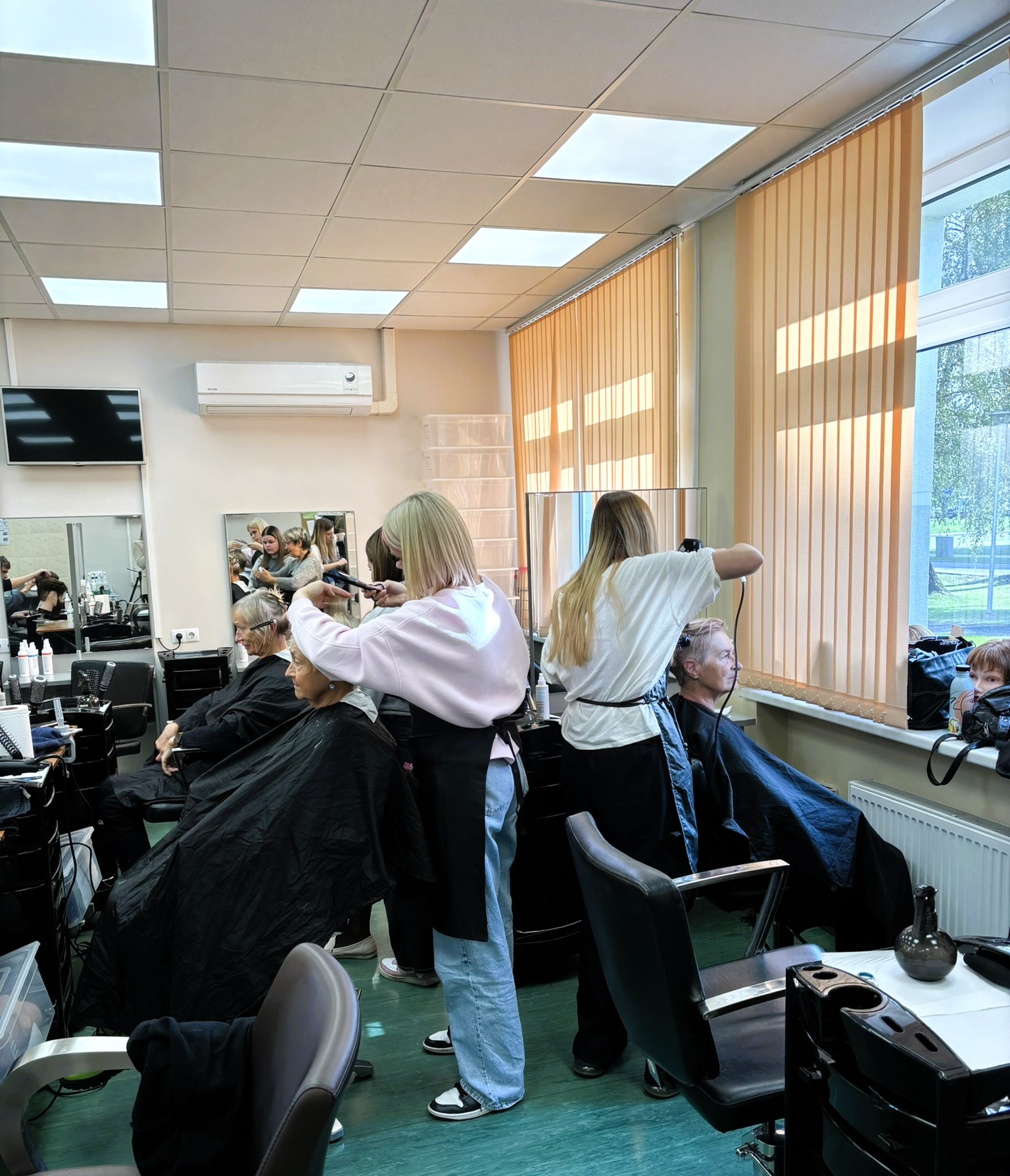 Starptautiskajā senioru dienā iepriecinājām seniorus!