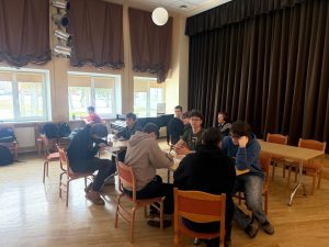 Read more about the article Projekta ietveros aizvadīta nodarbība ”Tu starp sociāliem tīkliem un realitāti”!