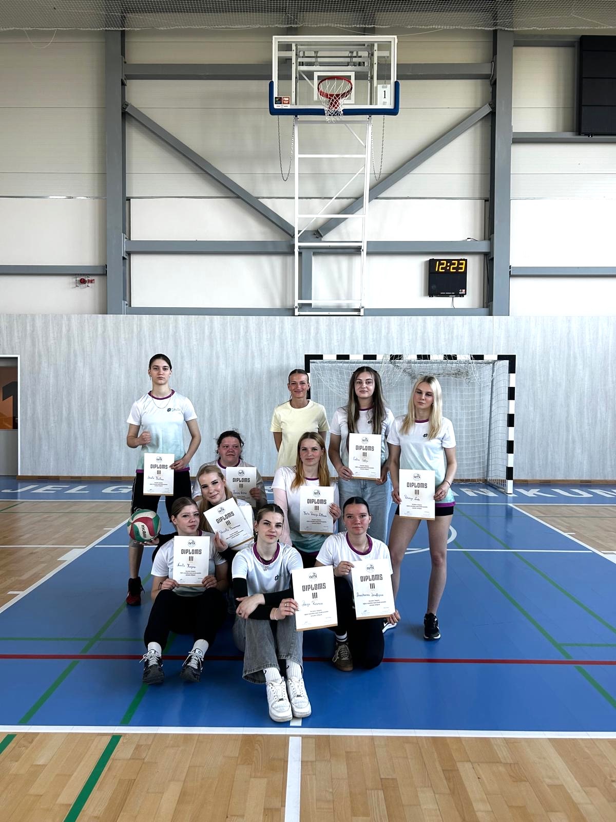 DAVV jaunietēm 3.vieta tautasbumbas sacensībās!