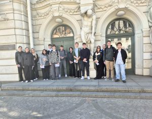Read more about the article Izglītojamie ar visaugstākajiem macību sasniegumiem apmeklē teātra izrādi!
